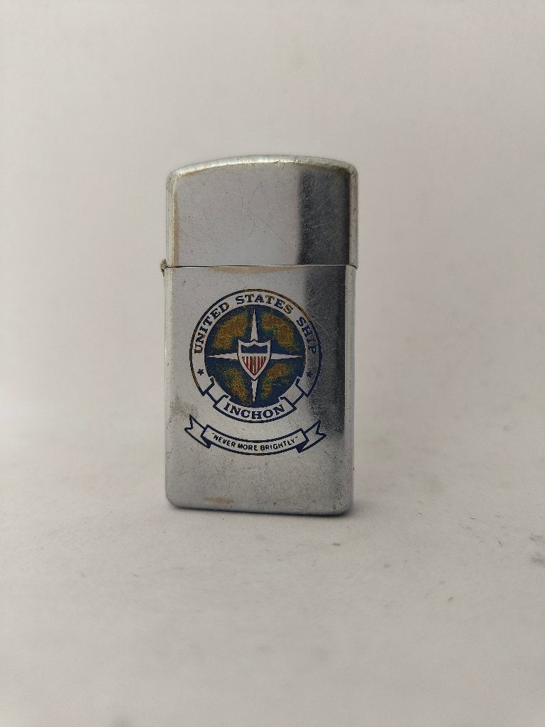 Zippo Slim USS Inchon LPH-12 MCS-12 - 1976, Verzamelen, Ophalen of Verzenden, Gebruikt, Aansteker