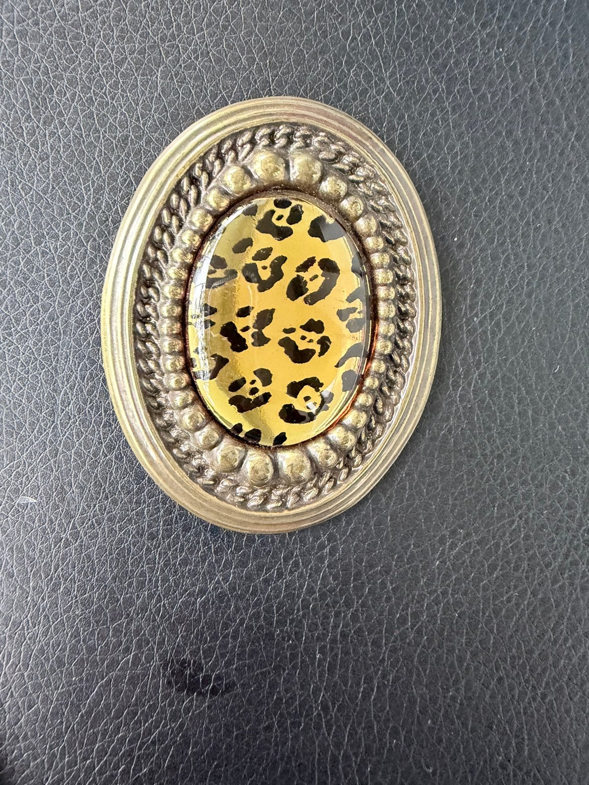 Vintage Ovale Broche met Luipaardprint, Ophalen of Verzenden, Gebruikt, Goud, Overige materialen
