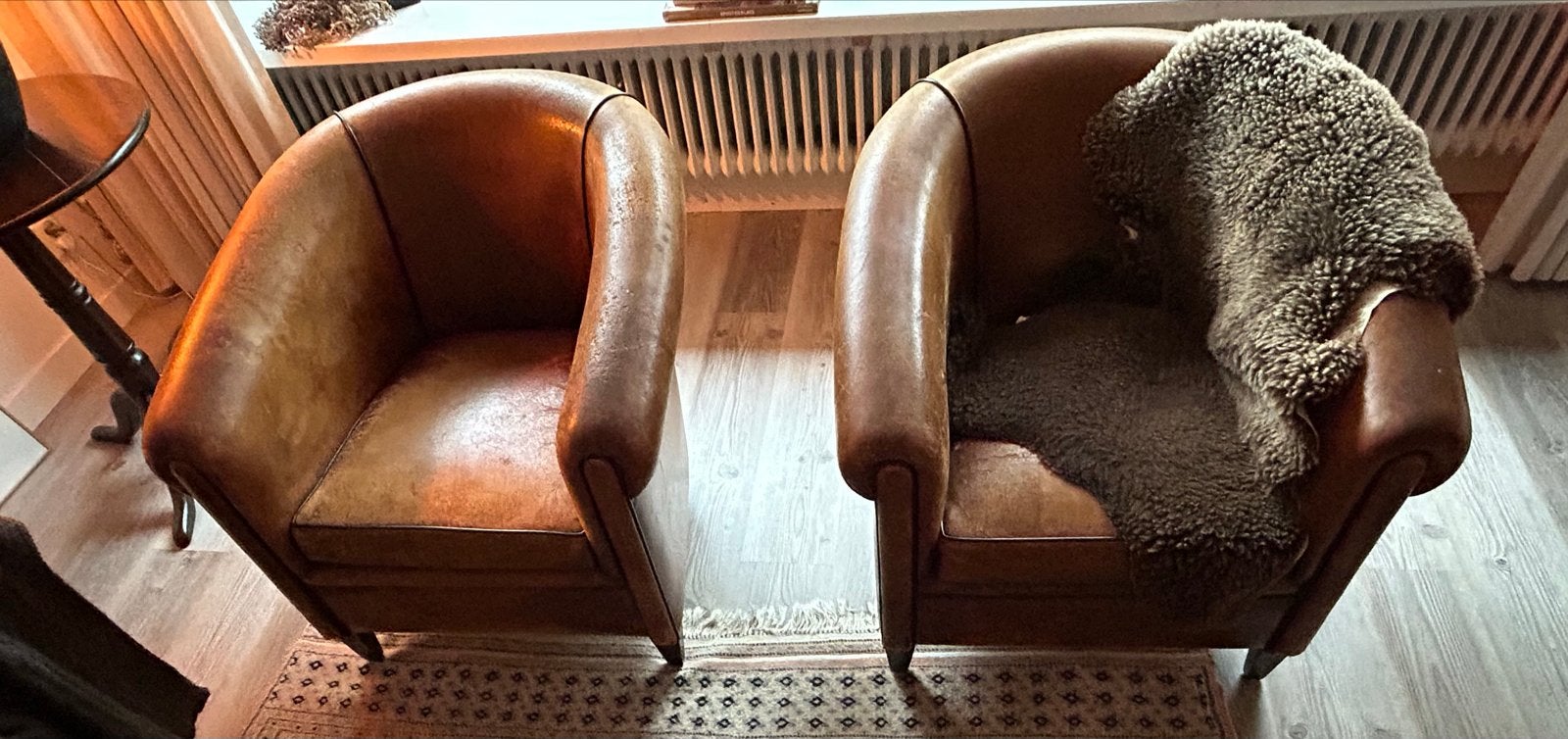 2 schapenleren fauteuils, geleefd, vintage look, Huis en Inrichting, Fauteuils, Ophalen, Gebruikt, Leer, 75 tot 100 cm