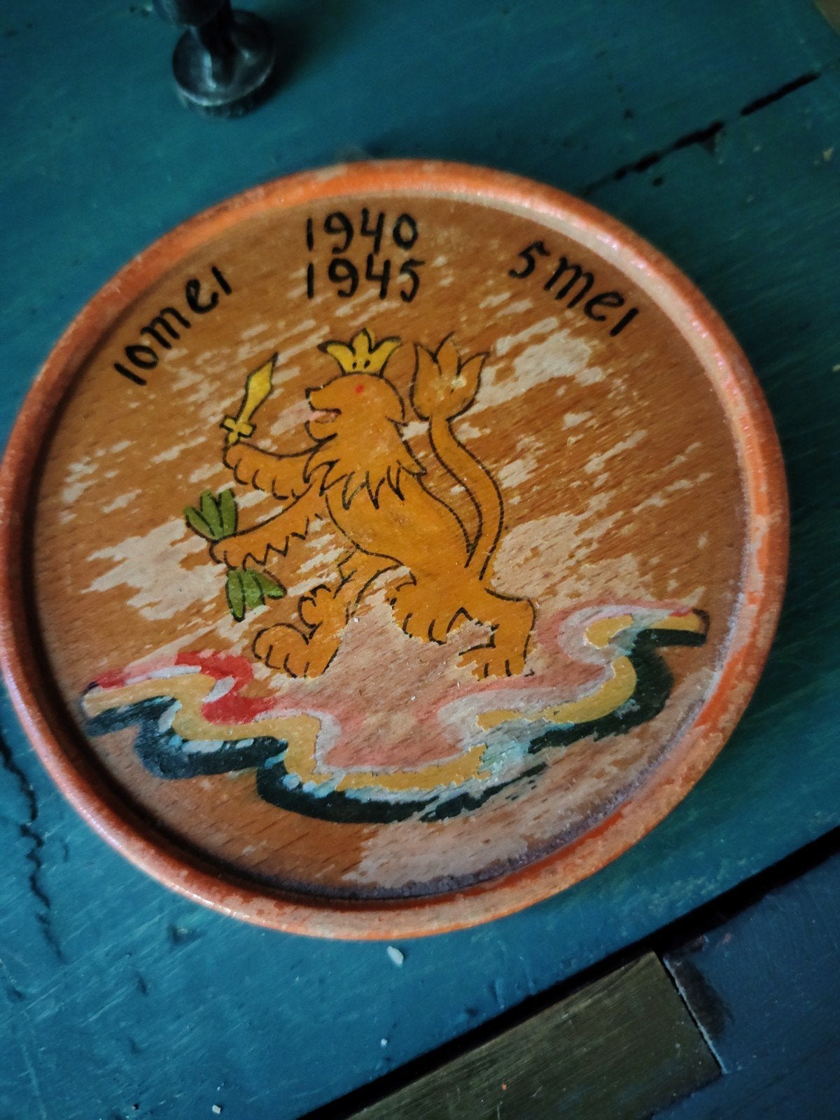 1940-1945 rond houten bordje beschilderd, Ophalen of Verzenden