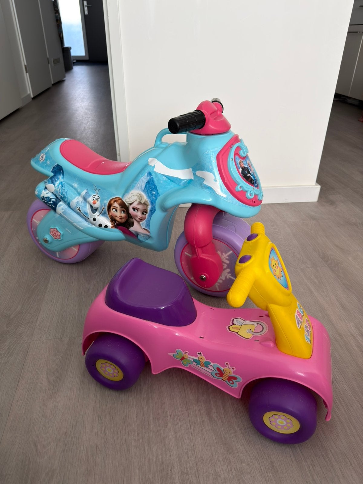 Disney Frozen Loopmotor + Roze Loopauto, Ophalen, Gebruikt