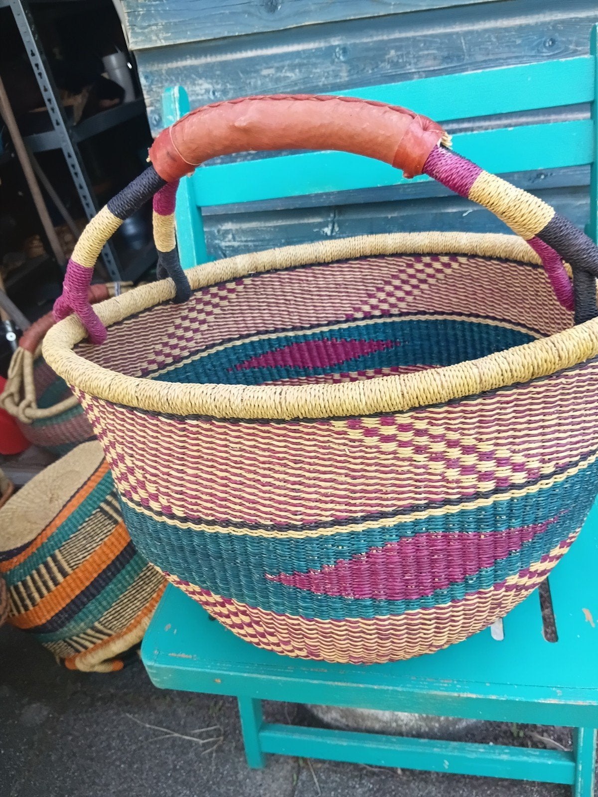Bolgatanga mand Ghana uniek rond handgeweven lederen handvat, Ophalen of Verzenden, Nieuw, Rond, Overige materialen
