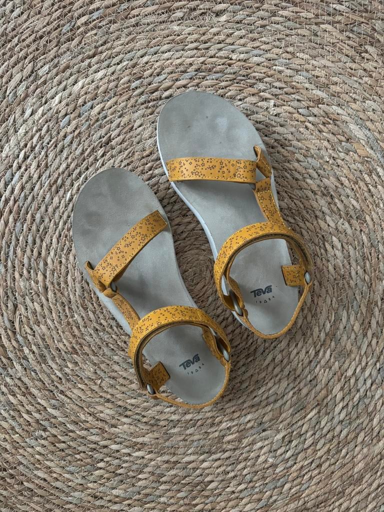 Teva sandalen sterretjes | maat 41, Kleding | Dames, Schoenen, Geel, Zo goed als nieuw, Sandalen of Muiltjes, Ophalen of Verzenden
