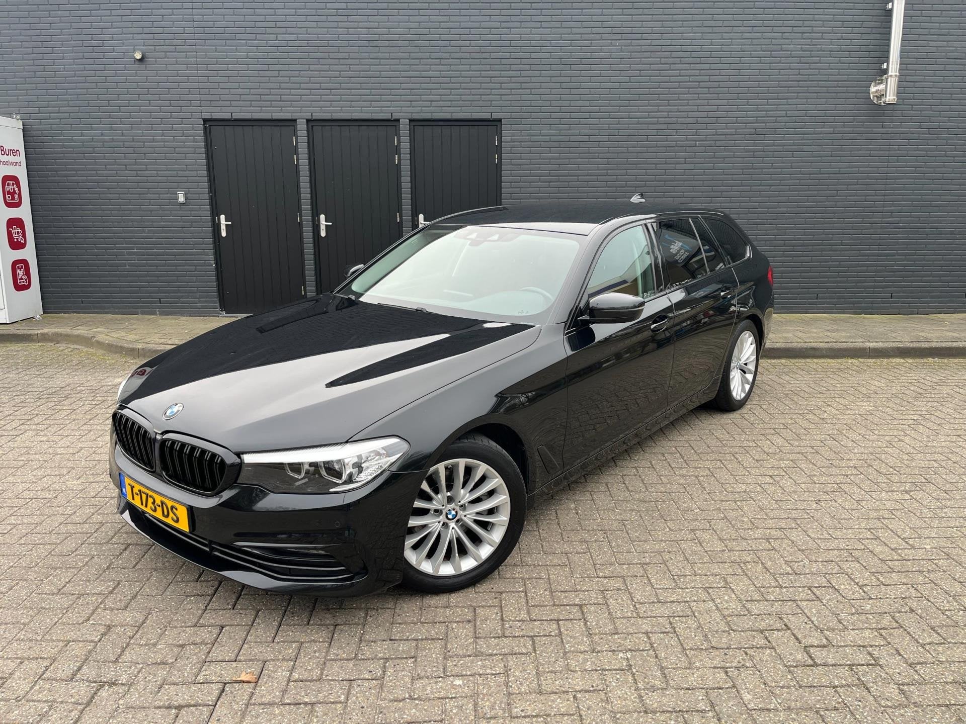 BMW 5-serie Touring 520i High Executive Luxury Line Black Op, Automaat, 1998 cc, Achterwielaandrijving, Euro 6