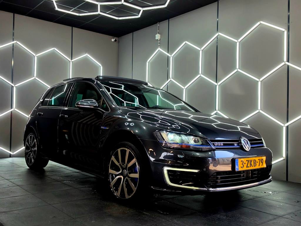 Volkswagen Golf GTE 1.4 TSI Phev 204PK PANORAMA 5D Grijs, Auto's, Volkswagen, 4 cilinders, 1499 kg, Zilver of Grijs, 84 €/maand