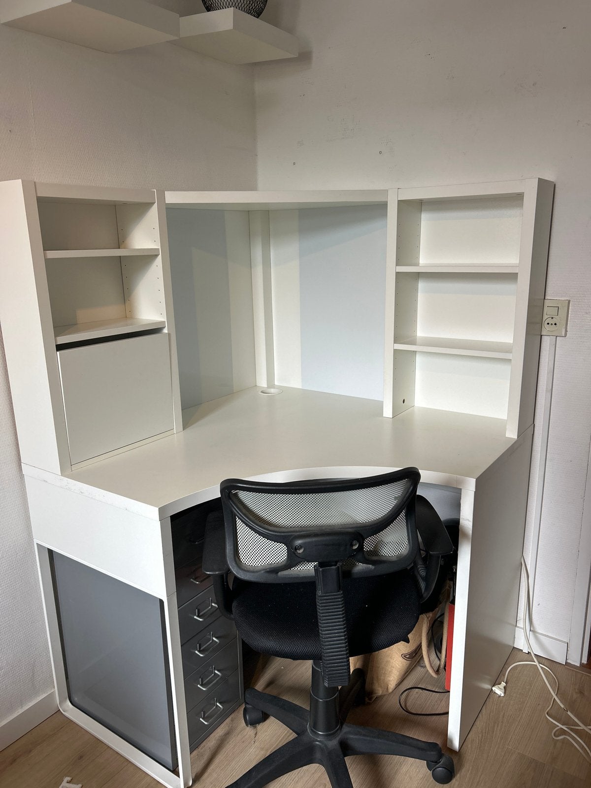 IKEA hoekbureau + bureaustoel, Huis en Inrichting, Bureaus, Ophalen, Opbergruimte, Gebruikt, Spaanplaat of MDF