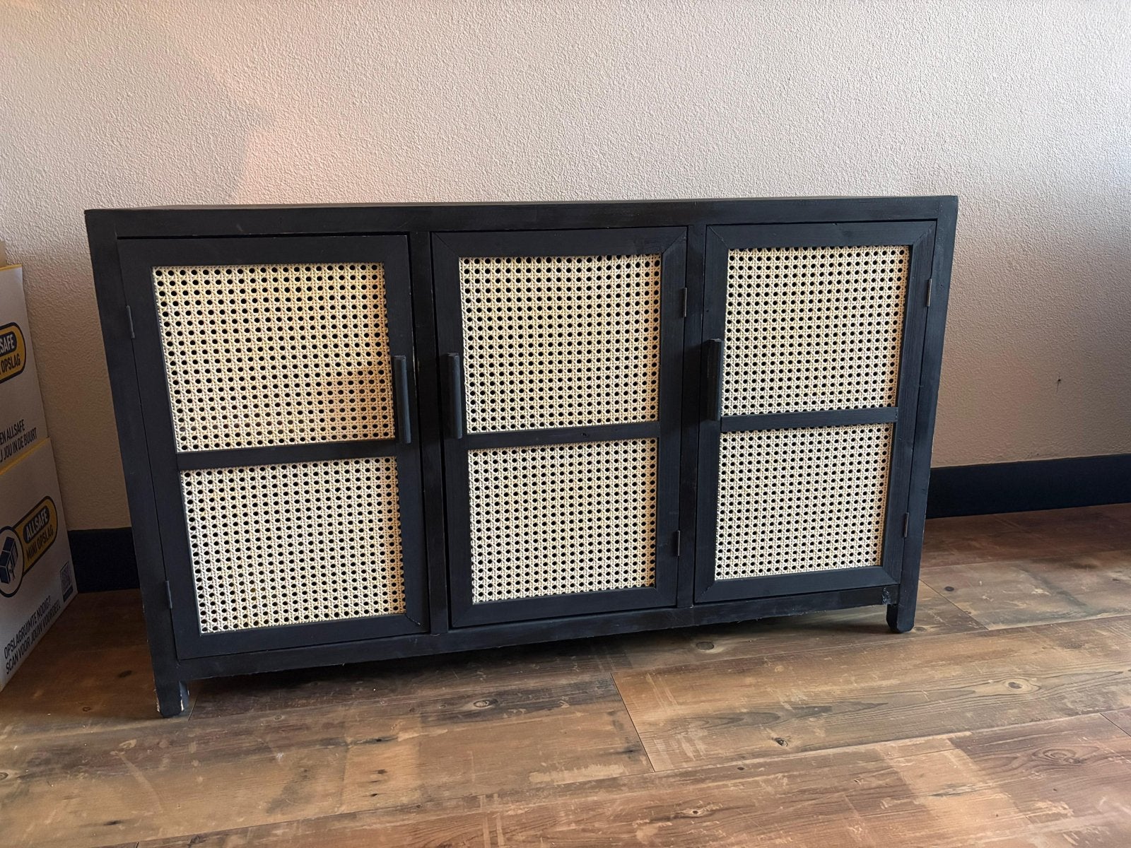 Zwart dressoir met rotan deuren (B 120 x D 38 x H 72 cm), Huis en Inrichting, Kasten | Dressoirs, Ophalen, Gebruikt, 100 tot 150 cm