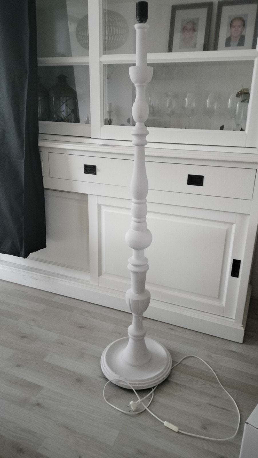 Witte staande lamp - landelijke, brocante, hout, Huis en Inrichting, Ophalen, Gebruikt, 100 tot 150 cm, E27 (groot)