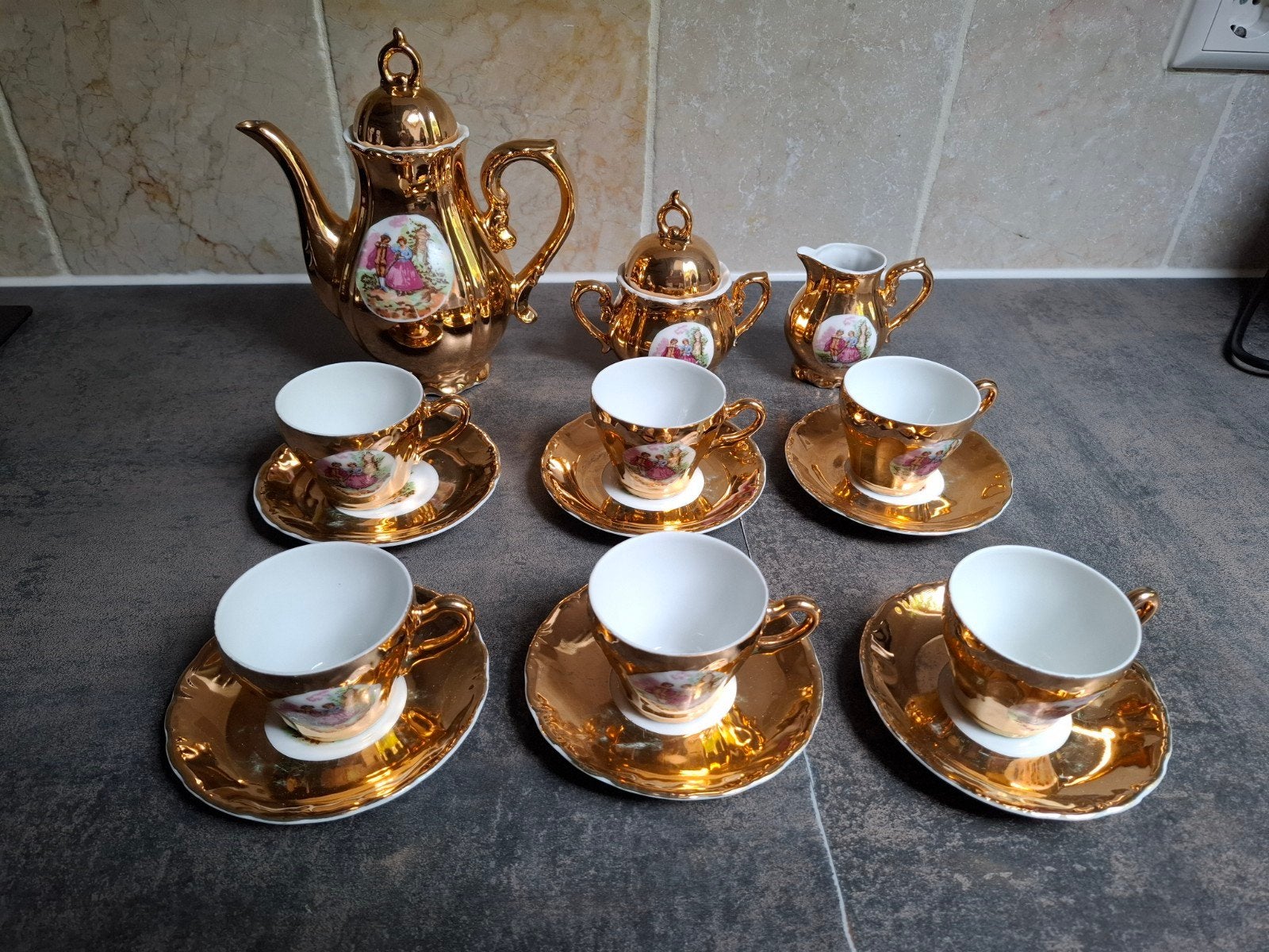 Goudkleurig "Versailles" koffie/thee servies. Porselein., Antiek en Kunst, Ophalen