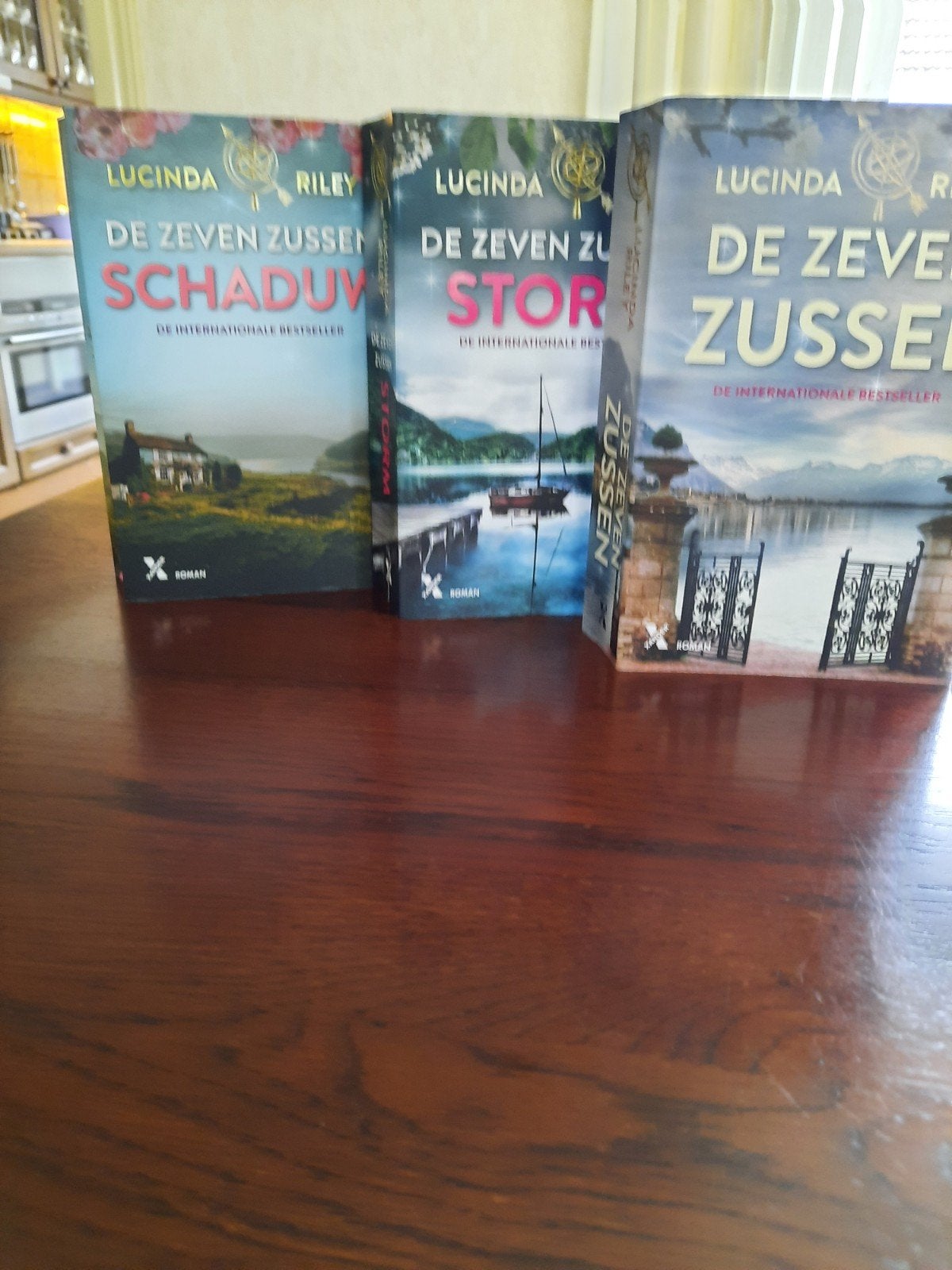 Drie boeken serie de zeven zussen, Boeken, Ophalen, Zo goed als nieuw