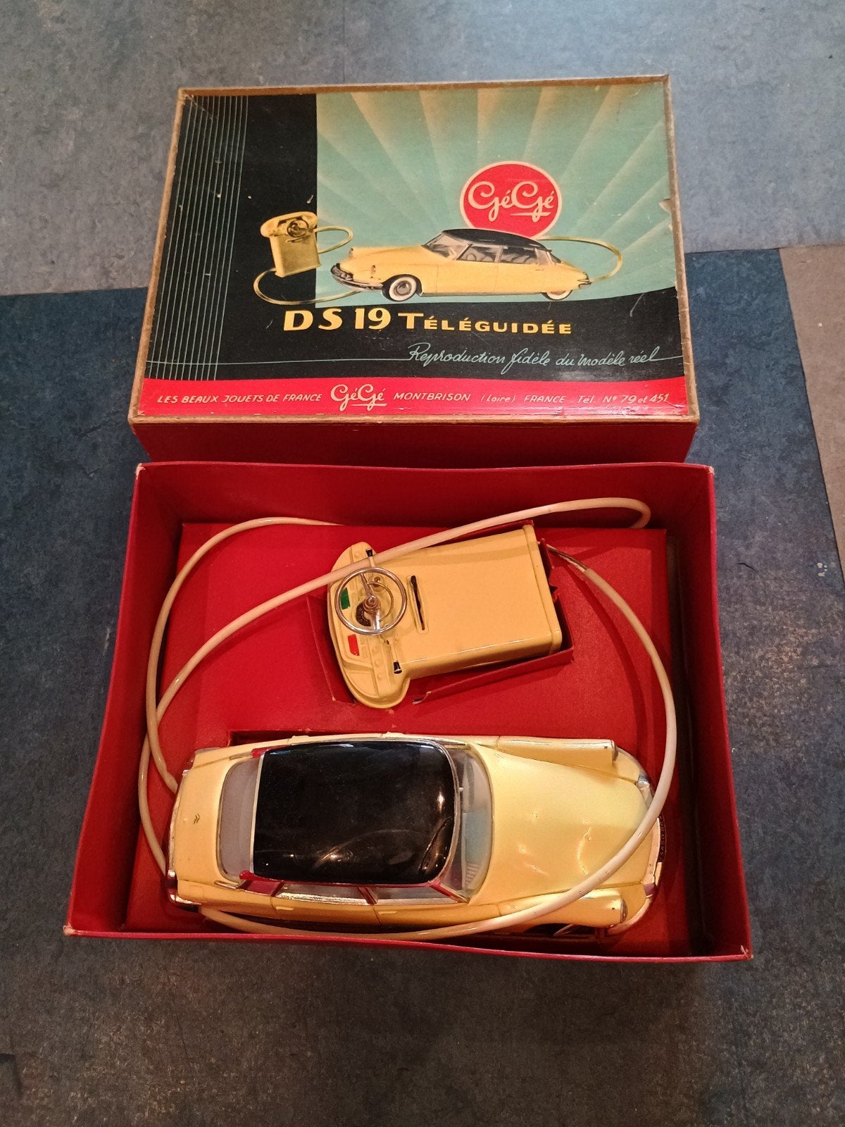 Vintage GéGé DS 19 Téléguidée Afstandsbestuurbare Auto, Ophalen of Verzenden