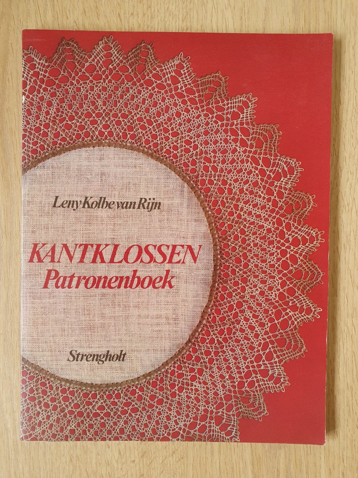 Kantklossrn - Patronenboek van Leny Kolbe van Rijn, Ophalen of Verzenden, Zo goed als nieuw