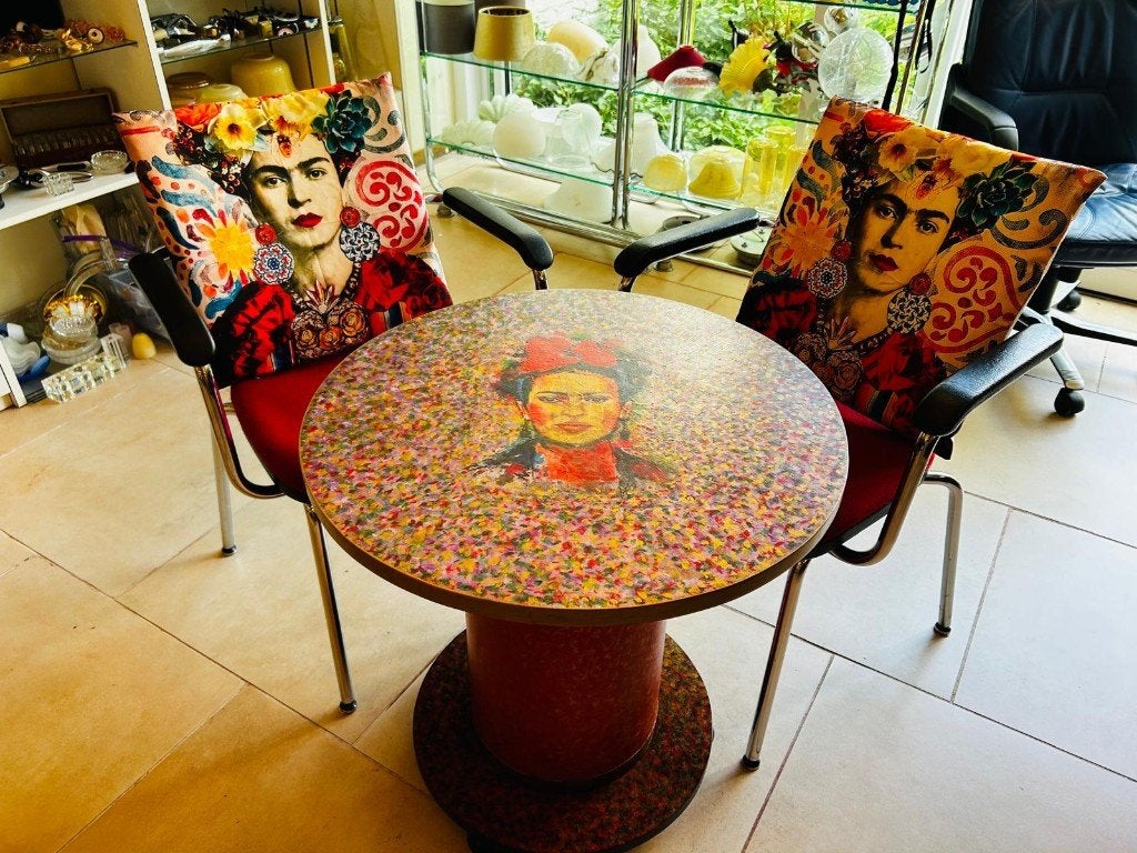 Aparte FRIDA set 2 stoelen (tafeltje+2 stoelen+2 kussens), Ophalen, Gebruikt, Twee, Stof