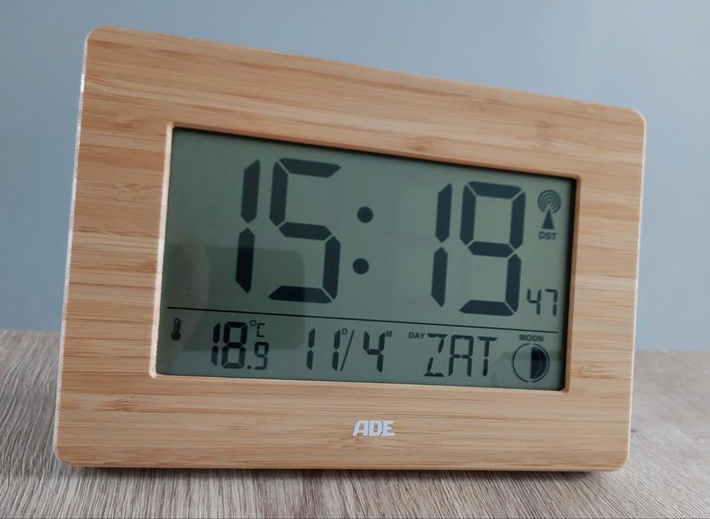 Radiografische klok bamboe XL display - datum, dag, temp, Ophalen of Verzenden, Zo goed als nieuw, Digitaal, Wekker of Tafelklok
