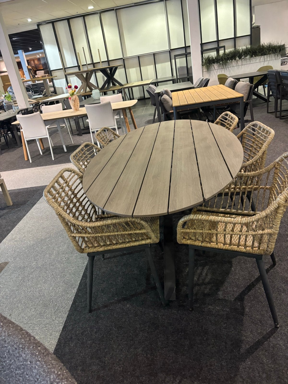 Moderne ovale eettafel met 6 rotan stoelen, Huis en Inrichting, Tafels | Eettafels, Ophalen, 100 tot 150 cm, Rond, Nieuw