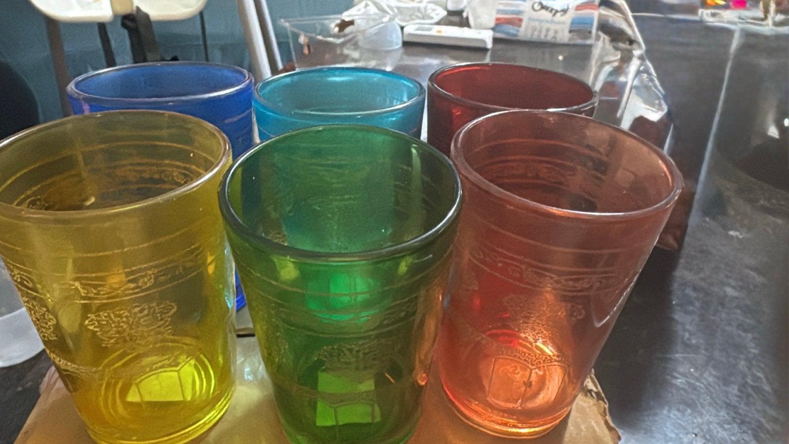 Set van 6 Marokkaanse theeglazen in diverse kleuren, Antiek en Kunst, Antiek | Glas en Kristal, Ophalen