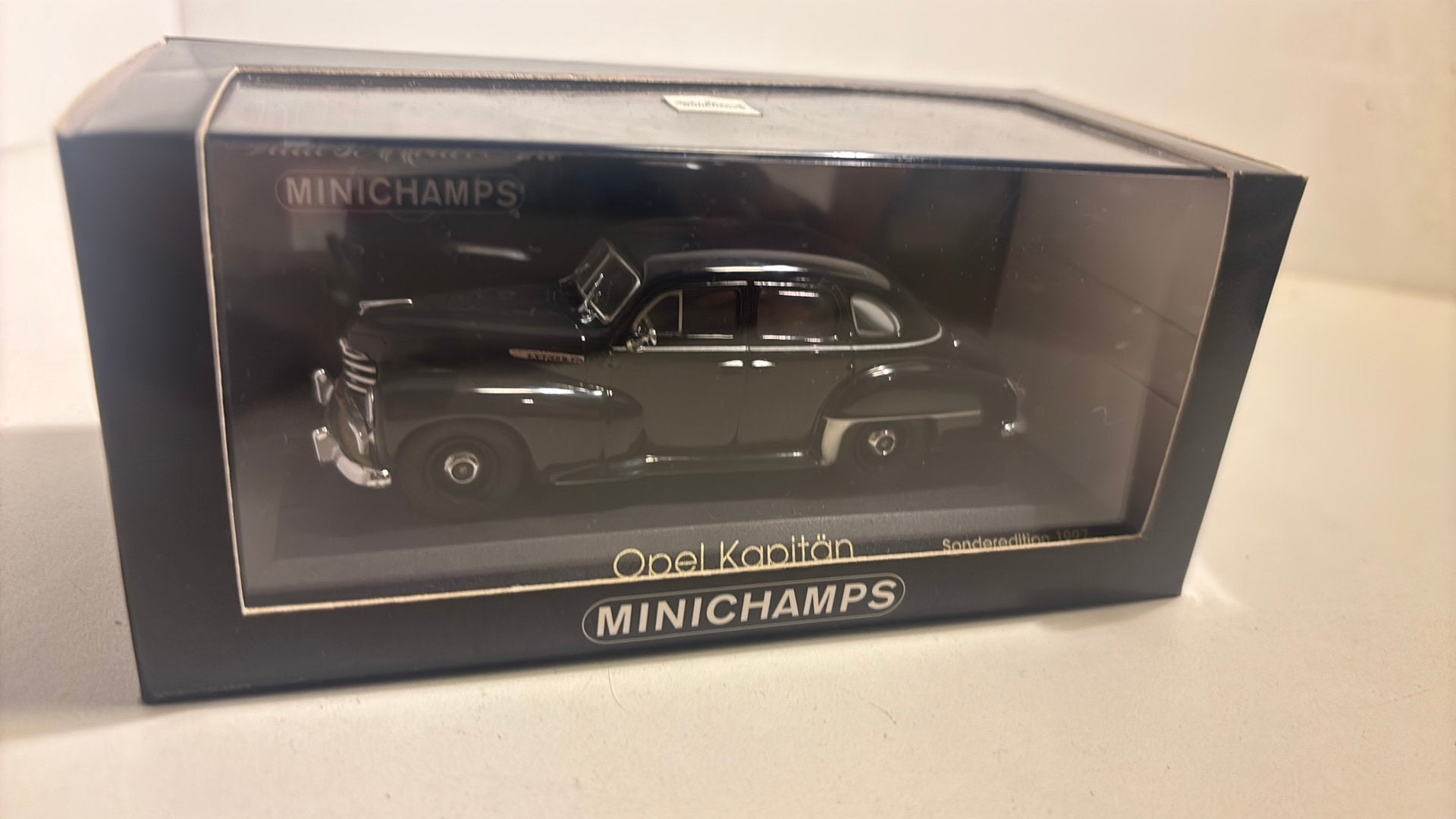 Opel kapitan minichamps 1.43