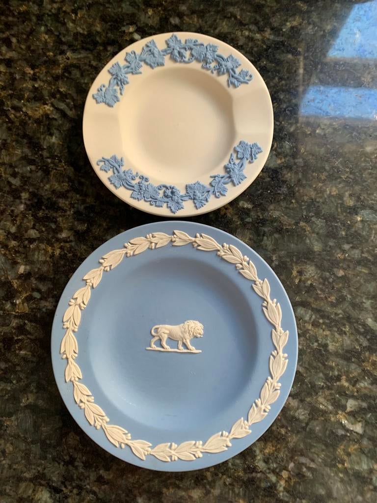 Wedgwood Jasperware 2 bordjes in blue/white, Ophalen of Verzenden