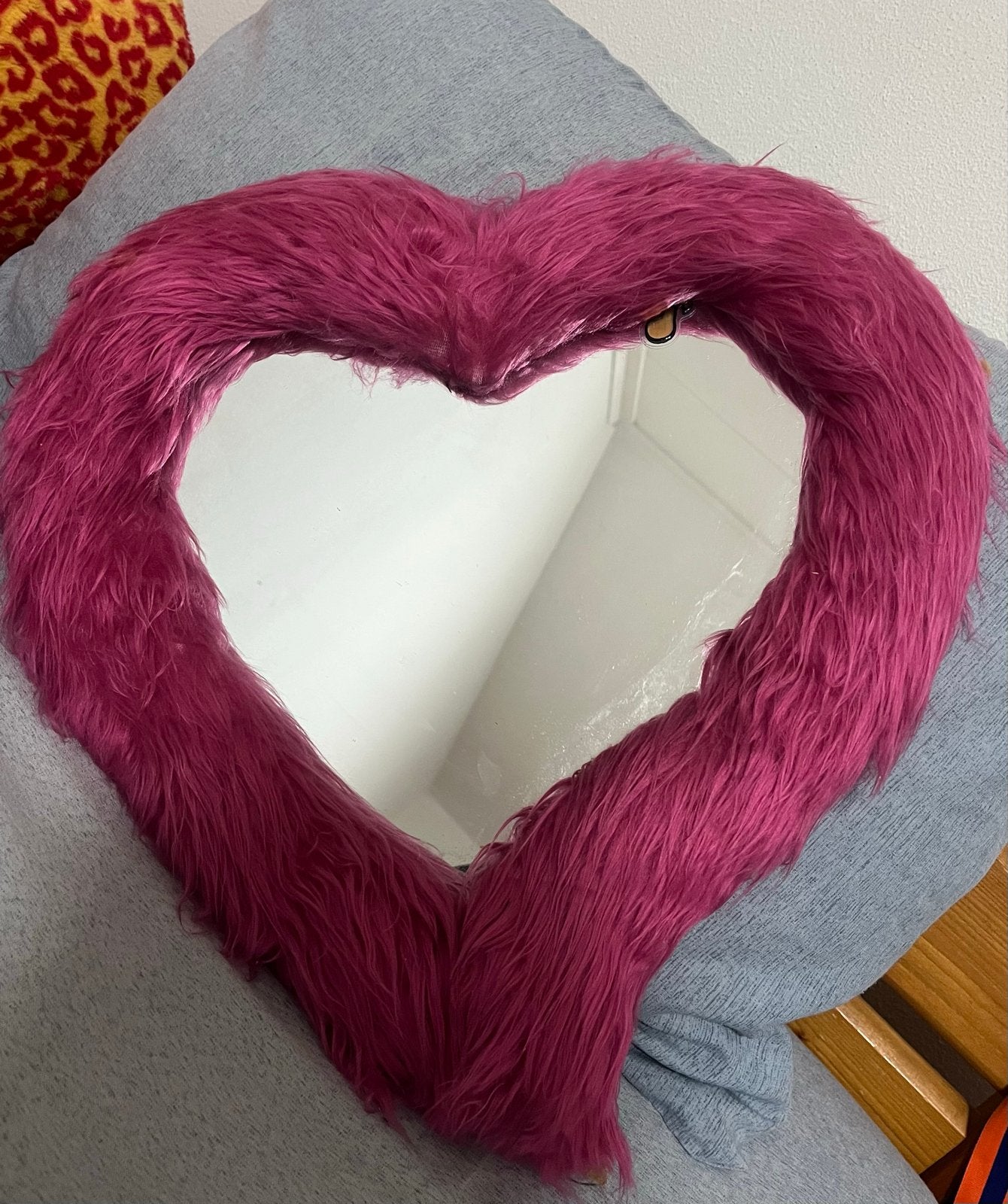 Roze harige hartvormige spiegel, Minder dan 50 cm, Ophalen of Verzenden, Zo goed als nieuw, Minder dan 100 cm