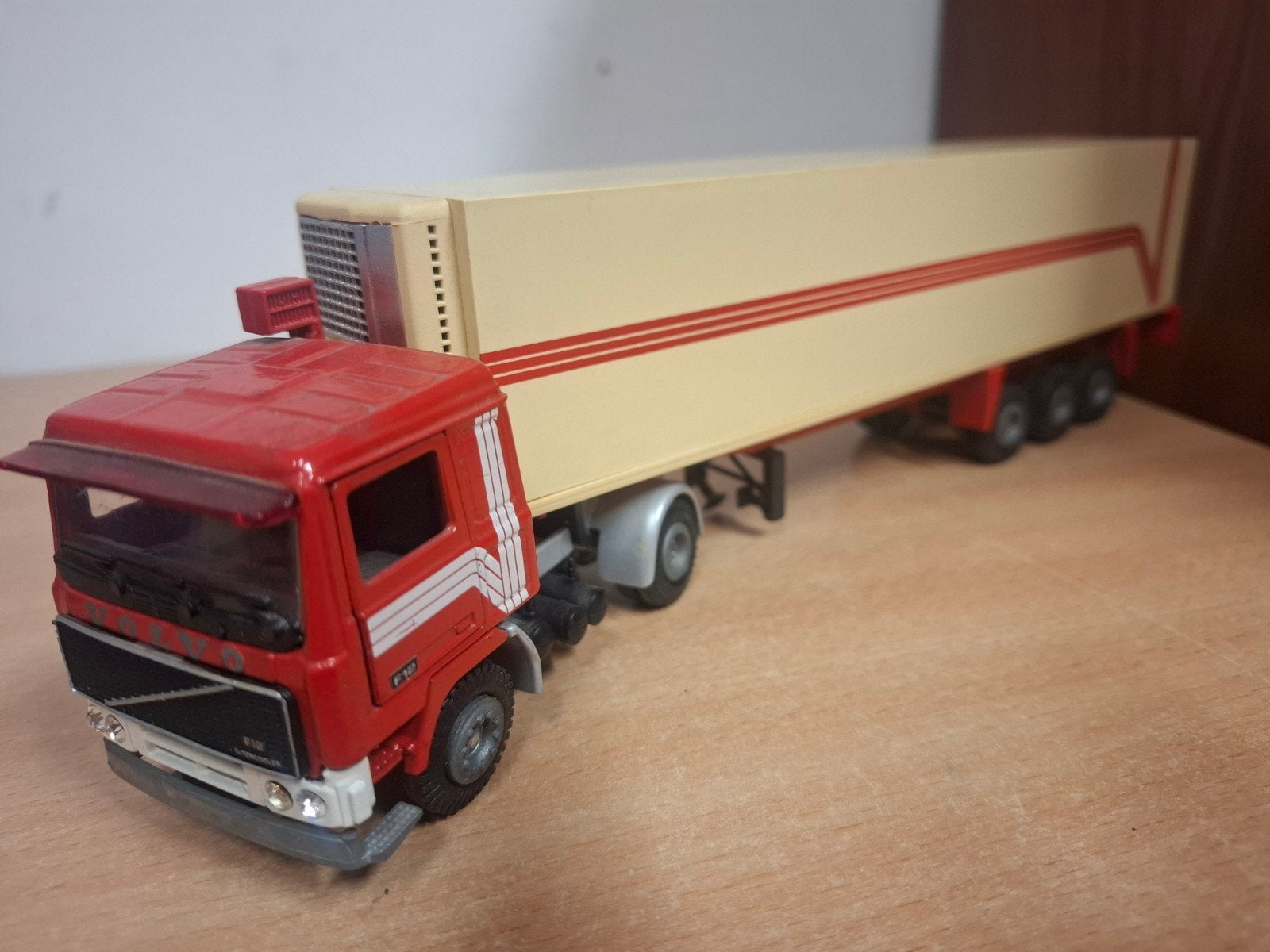 volvo F12  Demo 1980s  Tekno, Hobby en Vrije tijd, Modelauto's | 1:50, Ophalen of Verzenden, Gebruikt, Bus of Vrachtwagen, Tekno