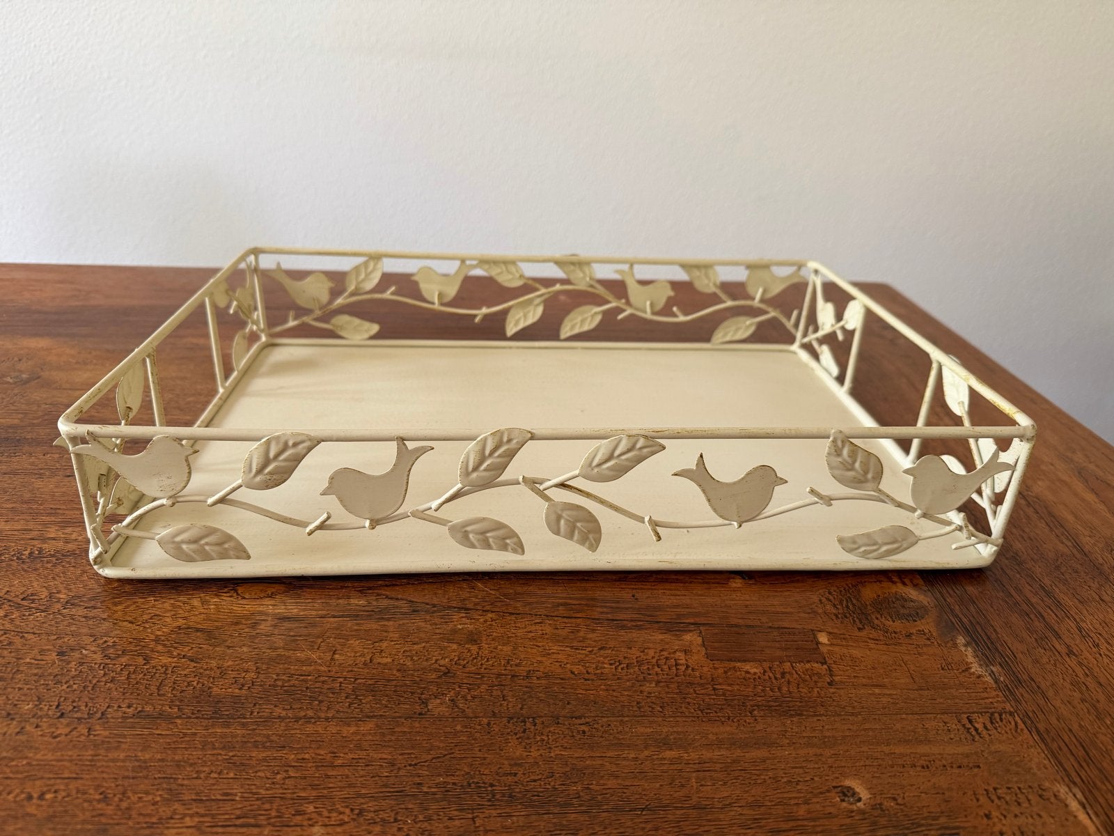 Metalen dienblad met brocante look en vogelmotief, Huis en Inrichting, Woonaccessoires | Dienbladen, Gebruikt, Decoratieve rand