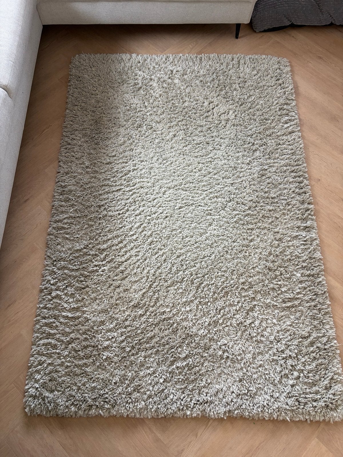 Zacht grijs vloerkleed, hoogpolig en comfortabel, Ophalen, Gebruikt, Beige, 150 tot 200 cm