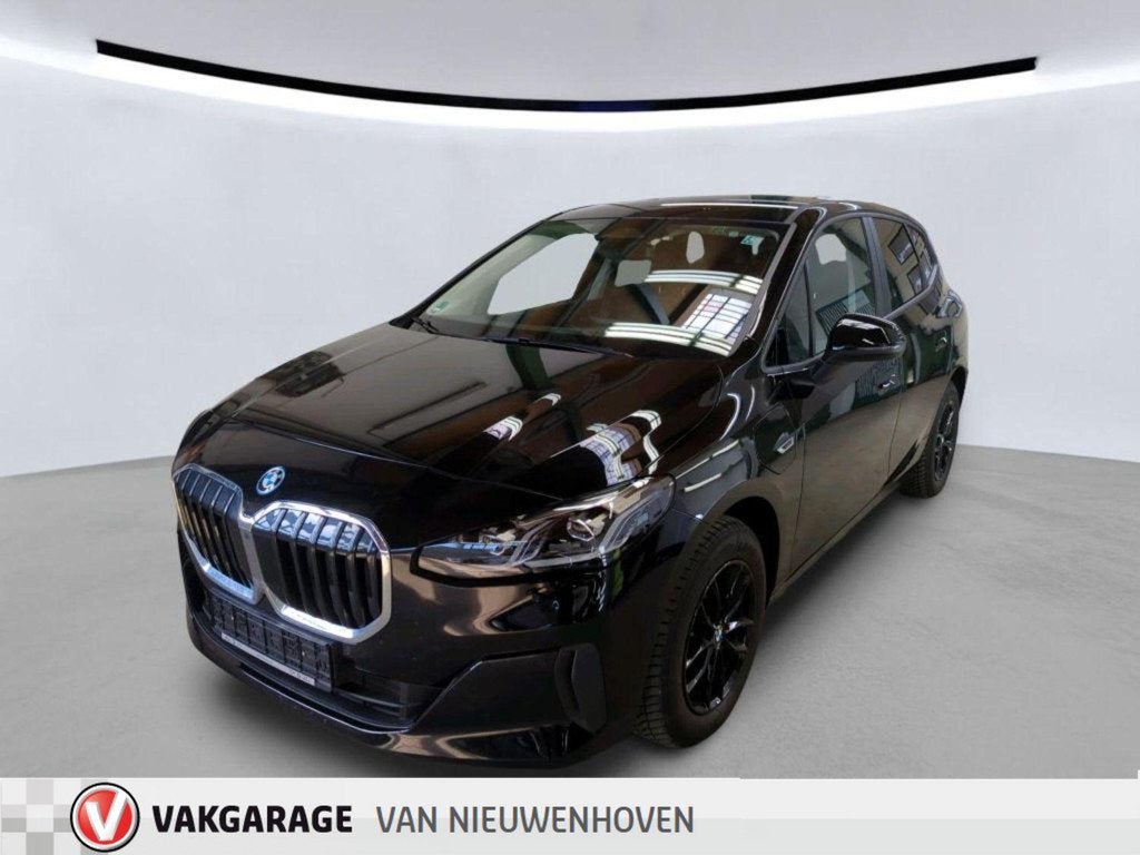 BMW 2-serie Active Tourer 225e xDrive *t/m 10de bouwjaar gar, Auto's, Automaat, Gebruikt, 150 min, Zwart