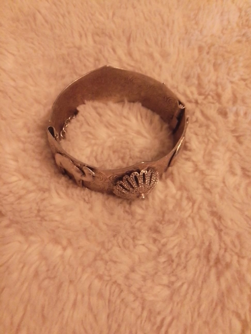 Vintage zilverkleurige armband met dieren en schelp, Ophalen of Verzenden, Gebruikt, Zilver, Overige materialen
