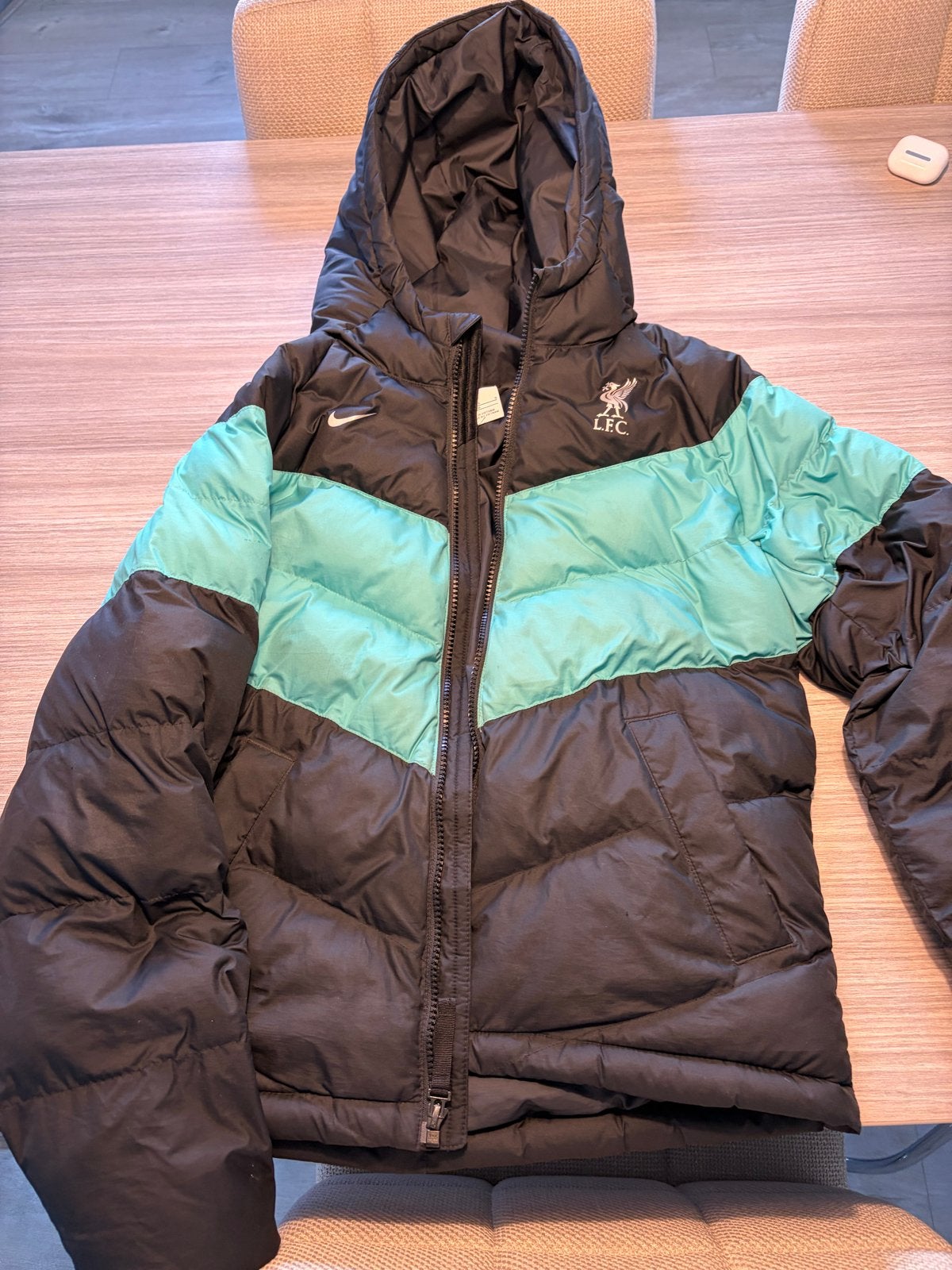 Nike Liverpool Winterjas NSW Synthetic-Fill Zwart/Turquoise, Ophalen of Verzenden, Zo goed als nieuw, Jongen, Jas