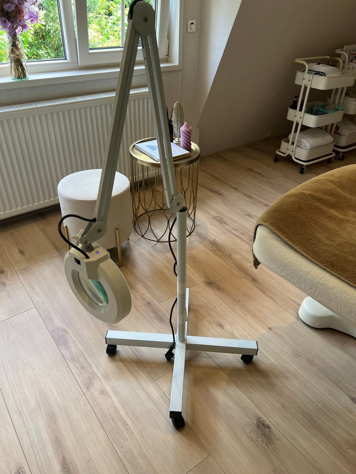 Vergrootlamp met LED-verlichting en statief op wielen, Huis en Inrichting, Wit, Overige merken, Gebruikt, Overige fittingen