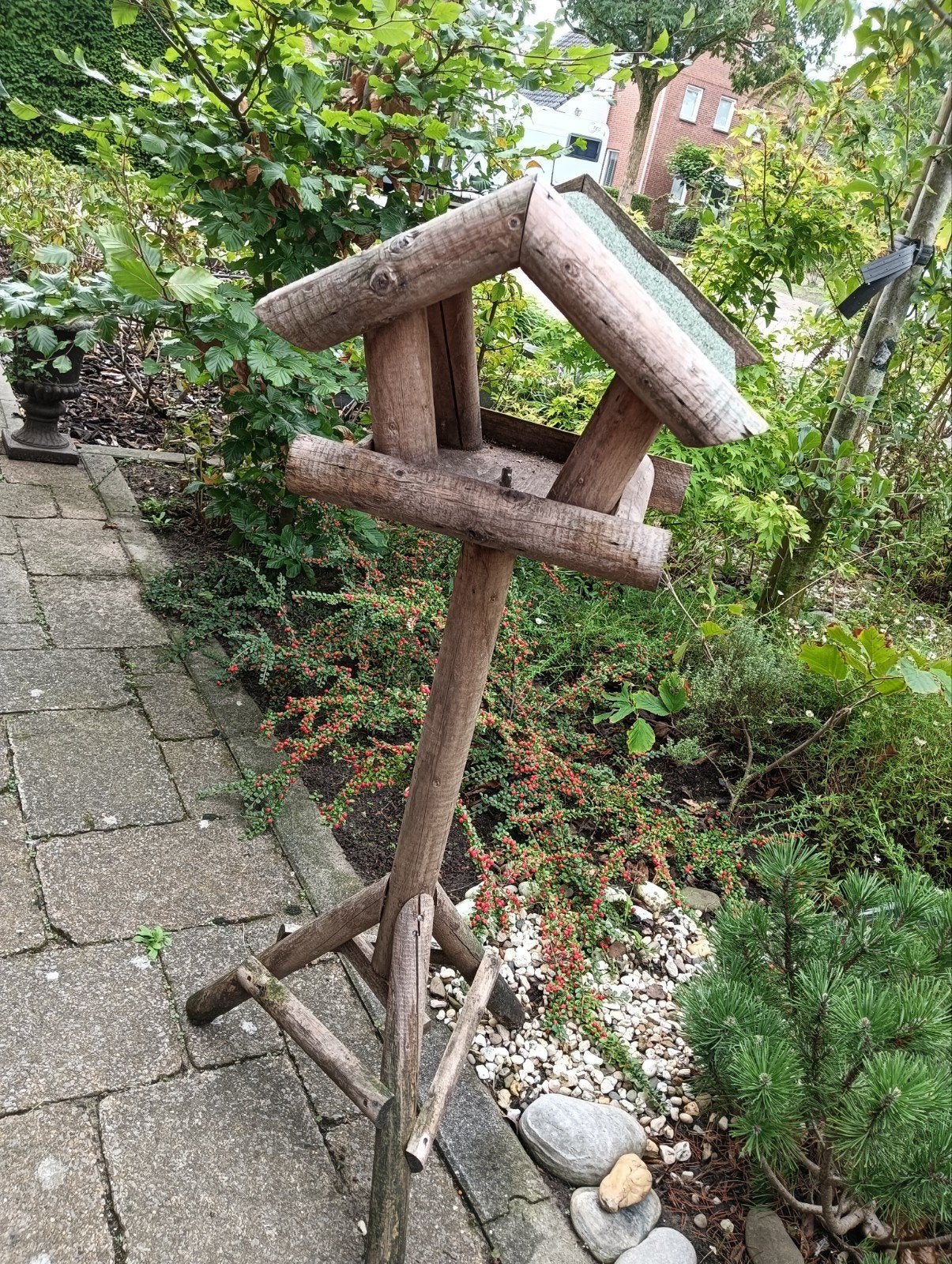 Houten vogelvoederhuisje, Ophalen