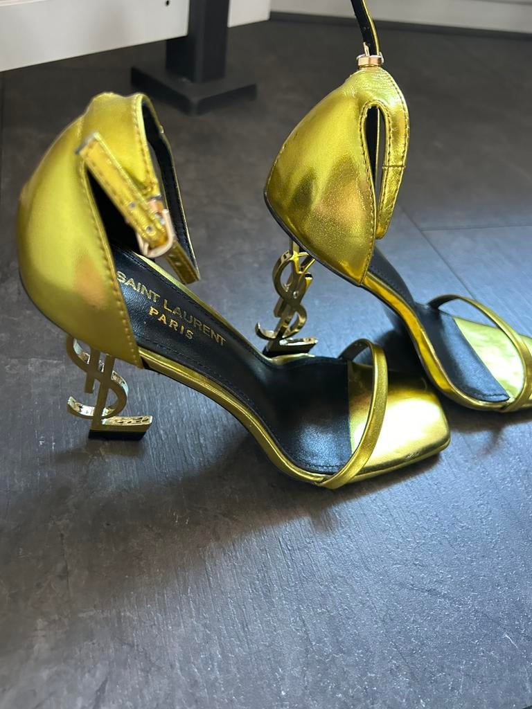 ysl gouden hakken, Geel, Nieuw, Ophalen of Verzenden, Schoenen met hoge hakken