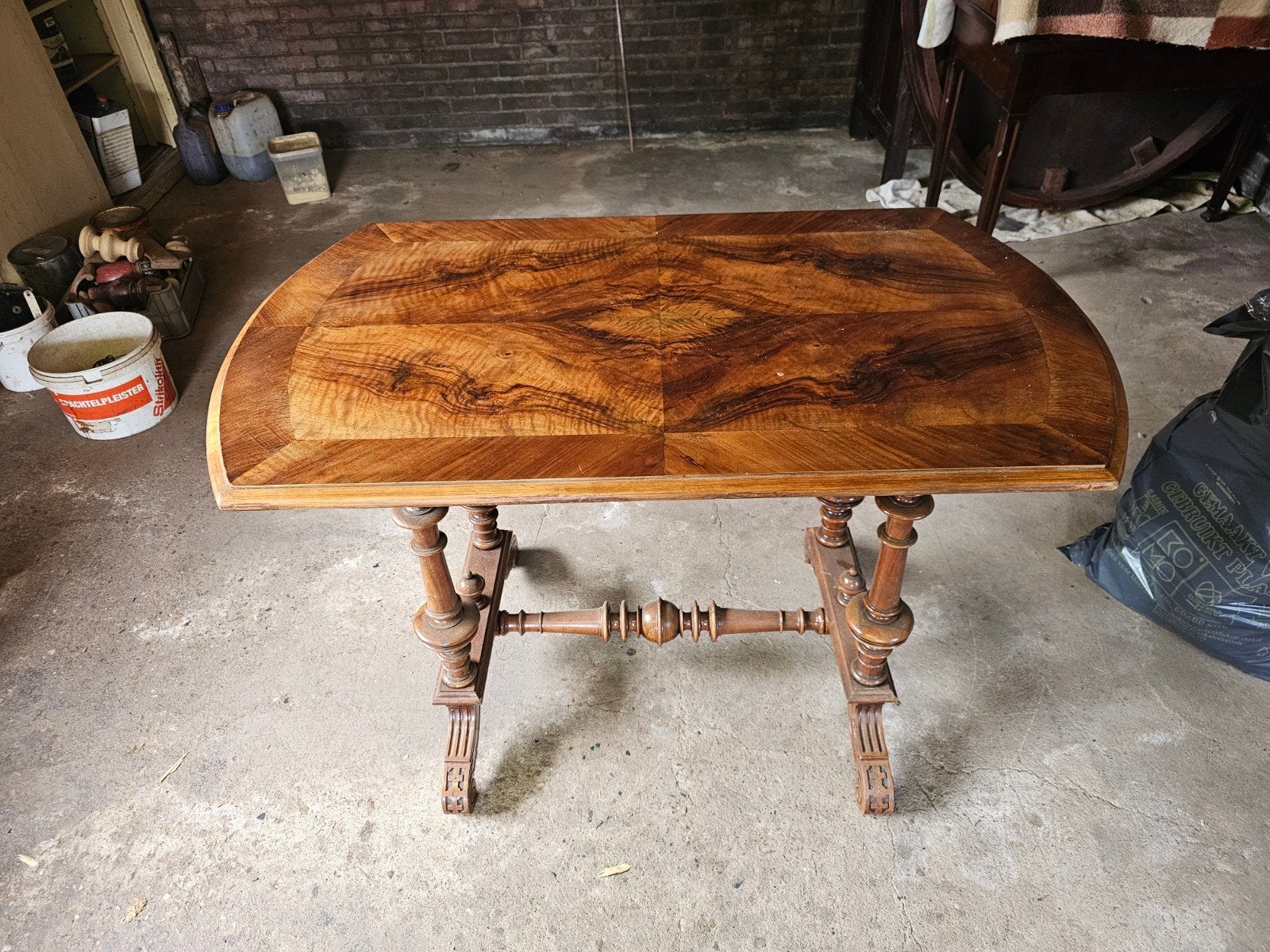 Antieke Notenhouten Tafel - Sierlijk en Compact, Ophalen