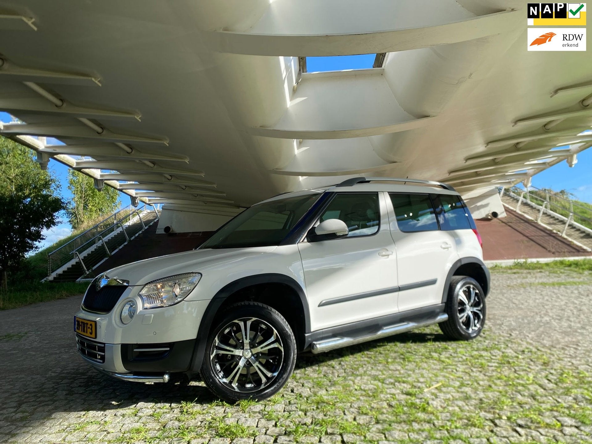 Skoda Yeti 1.2 TSI Elegance Automaat Panorama trekhaak, Auto's, Gebruikt, 680 kg, 4 cilinders, Wit