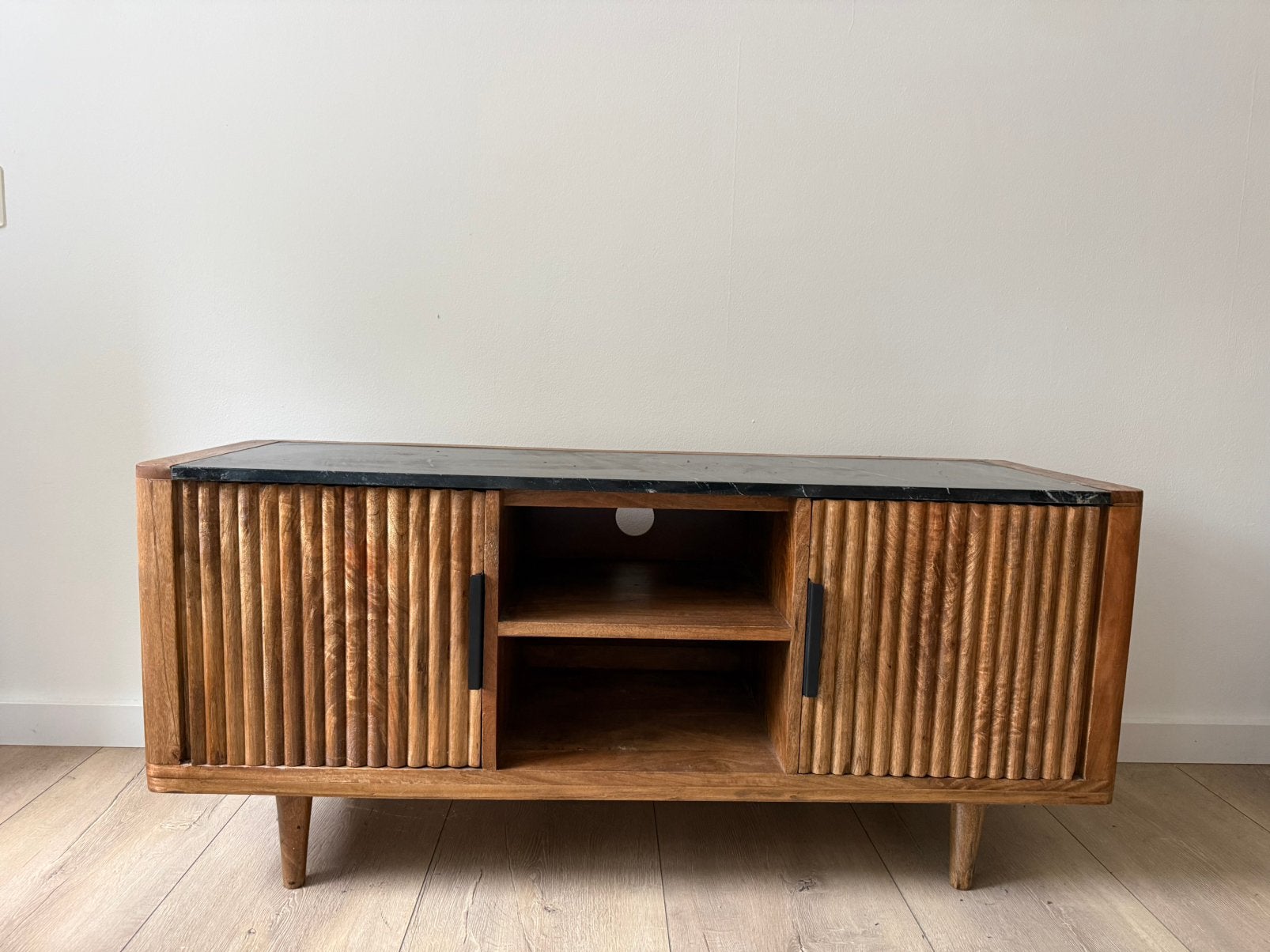 Zgan tv meubel carter 125cm mangohout & marmer, Huis en Inrichting, 100 tot 150 cm, Ophalen of Verzenden, Zo goed als nieuw, Minder dan 100 cm