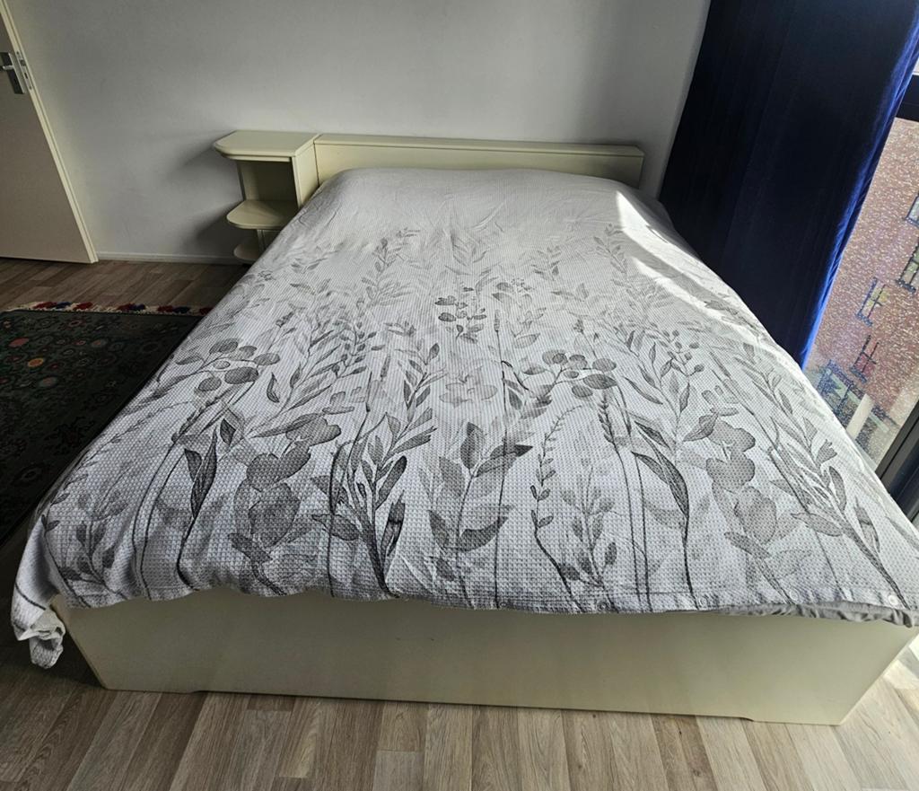 Tweepersoonsbed met een nachtkastjes, Tweepersoons, Zo goed als nieuw, Modern/Klassiek, Hout