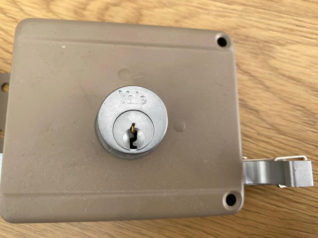 Nieuw Yale oplegslot met cilinder en toebehoren, Ophalen of Verzenden, Nieuw, IJzer, Slot