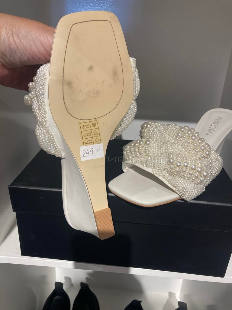 Marc Cain Witte slippers met Parels - 37, Kleding | Dames, Schoenen, Slippers, Wit, Nieuw, Ophalen of Verzenden