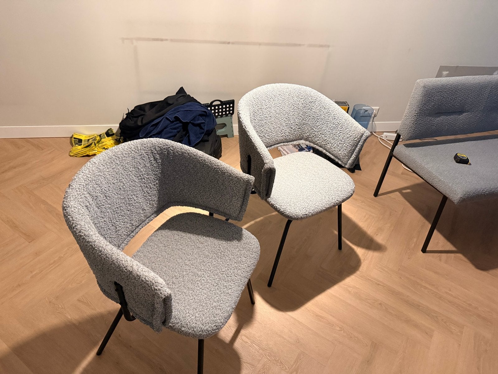 Scandinavische eetkamerstoelen en eetkamerbank, Ophalen, Twee, Zo goed als nieuw, Stof