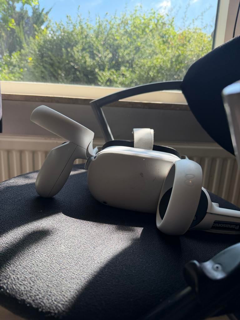 Meta Quest 2 VR-bril met controllers, Ophalen, Zo goed als nieuw, VR-bril, Overige platformen