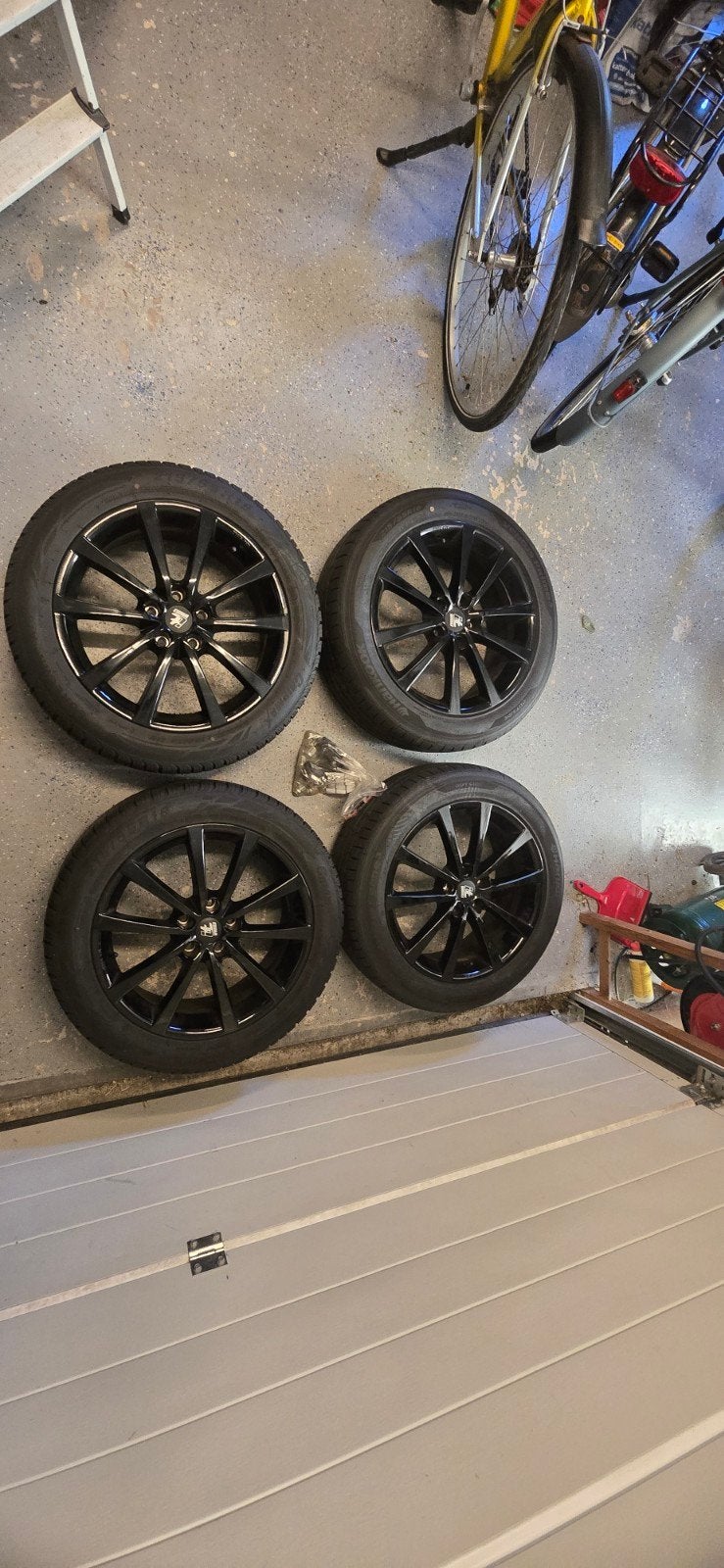 IT Wheels ALICE Zwart Glans inclusief banden 18 inch, Ophalen, 18 inch, Banden en Velgen, Personenwagen