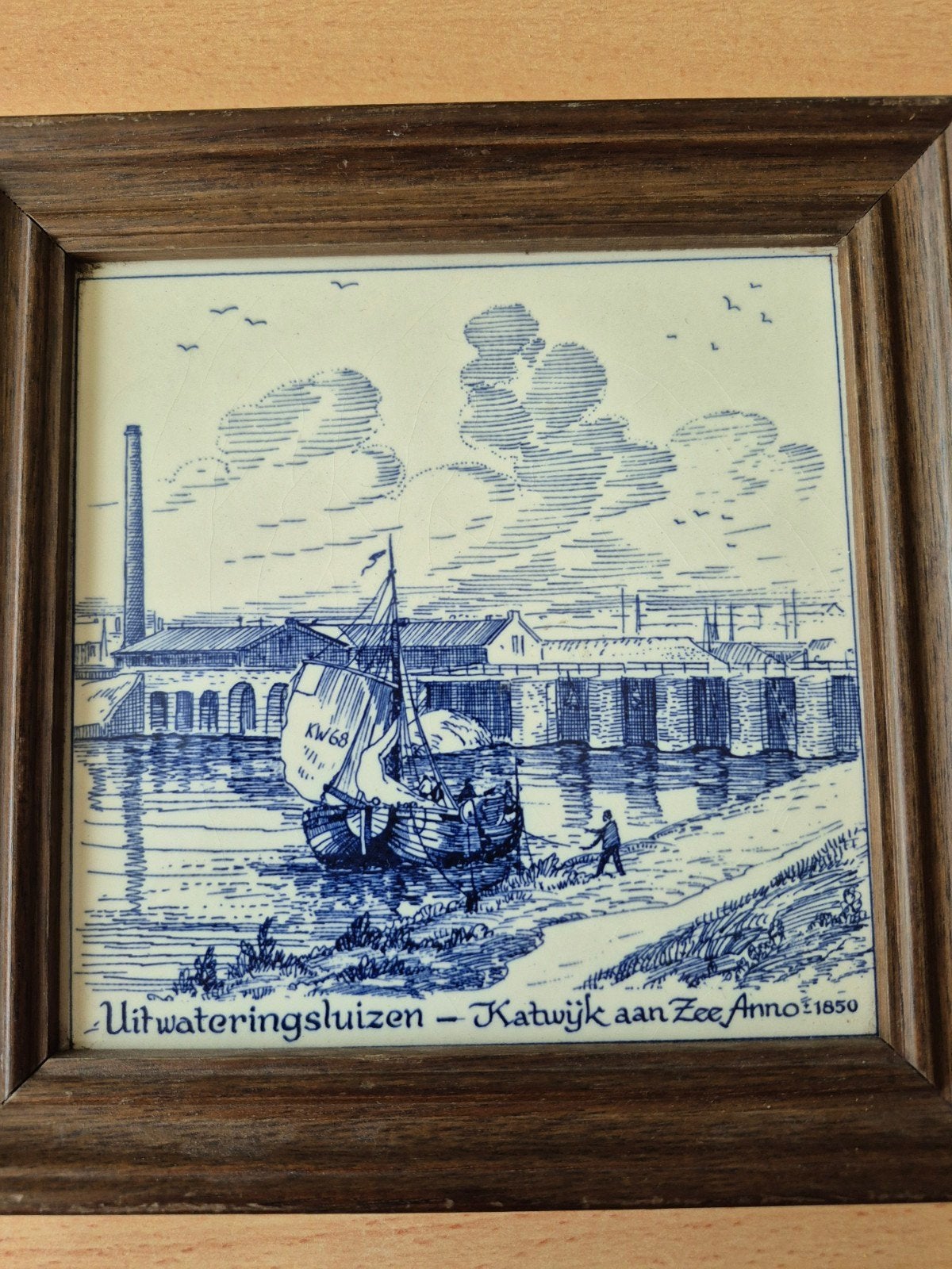 Delfts Blauw tegel in lijst - Uitwateringssluizen Katwijk, Antiek en Kunst, Antiek | Wandborden en Tegels, Ophalen of Verzenden