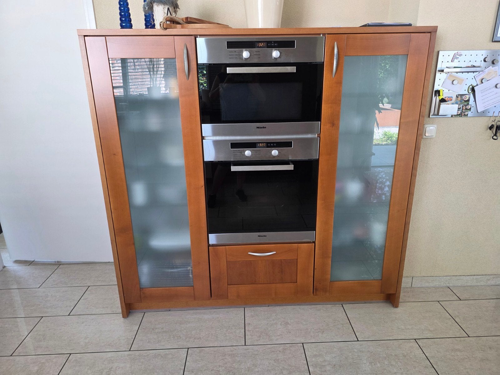 Houten kast met glazen deuren en inbouwapparatuur, Ophalen, Gebruikt, 150 tot 200 cm, 150 tot 200 cm