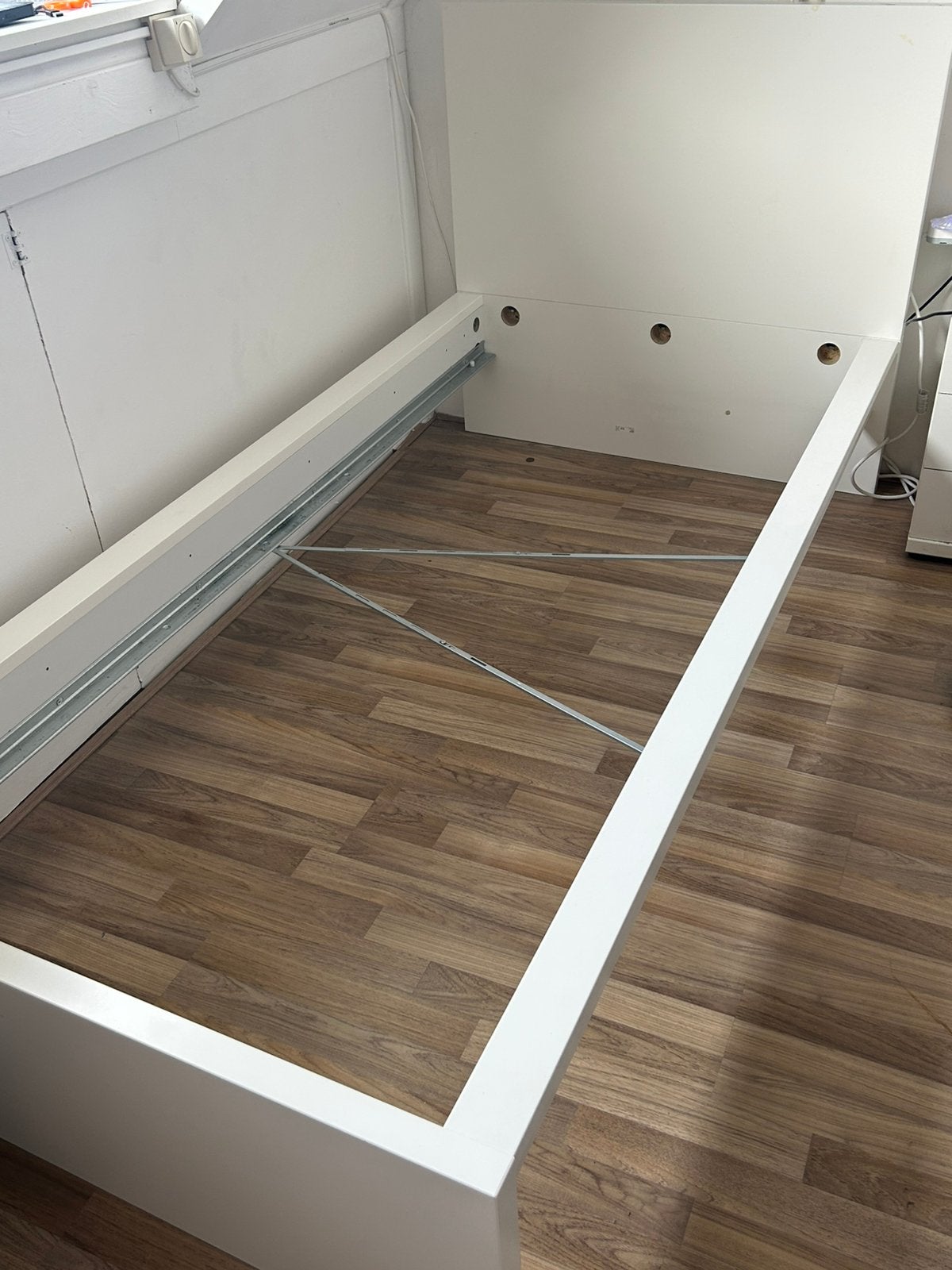 MALM BED IKEA, Huis en Inrichting, Slaapkamer | Bedden, Ophalen, 90 cm, Eenpersoons, Wit