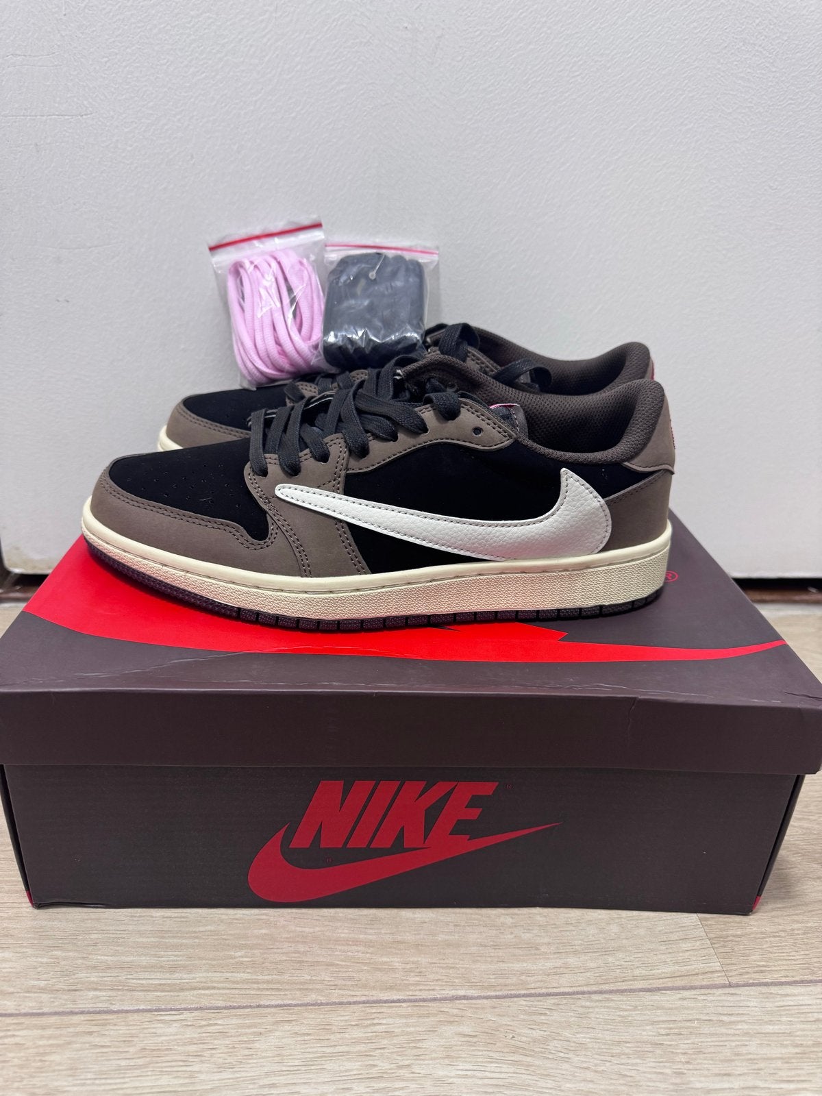 Travis Scott x Nike Air Jordan 1 Low OG Mocha, Ophalen of Verzenden, Nieuw, Bruin, Sneakers of Gympen