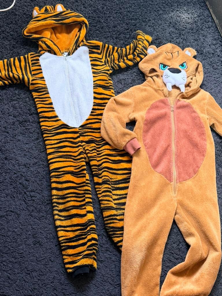 2 onesie’s maat 98/104, Kinderen en Baby's, Carnavalskleding en Verkleedspullen, Ophalen of Verzenden, Zo goed als nieuw, 104 of kleiner