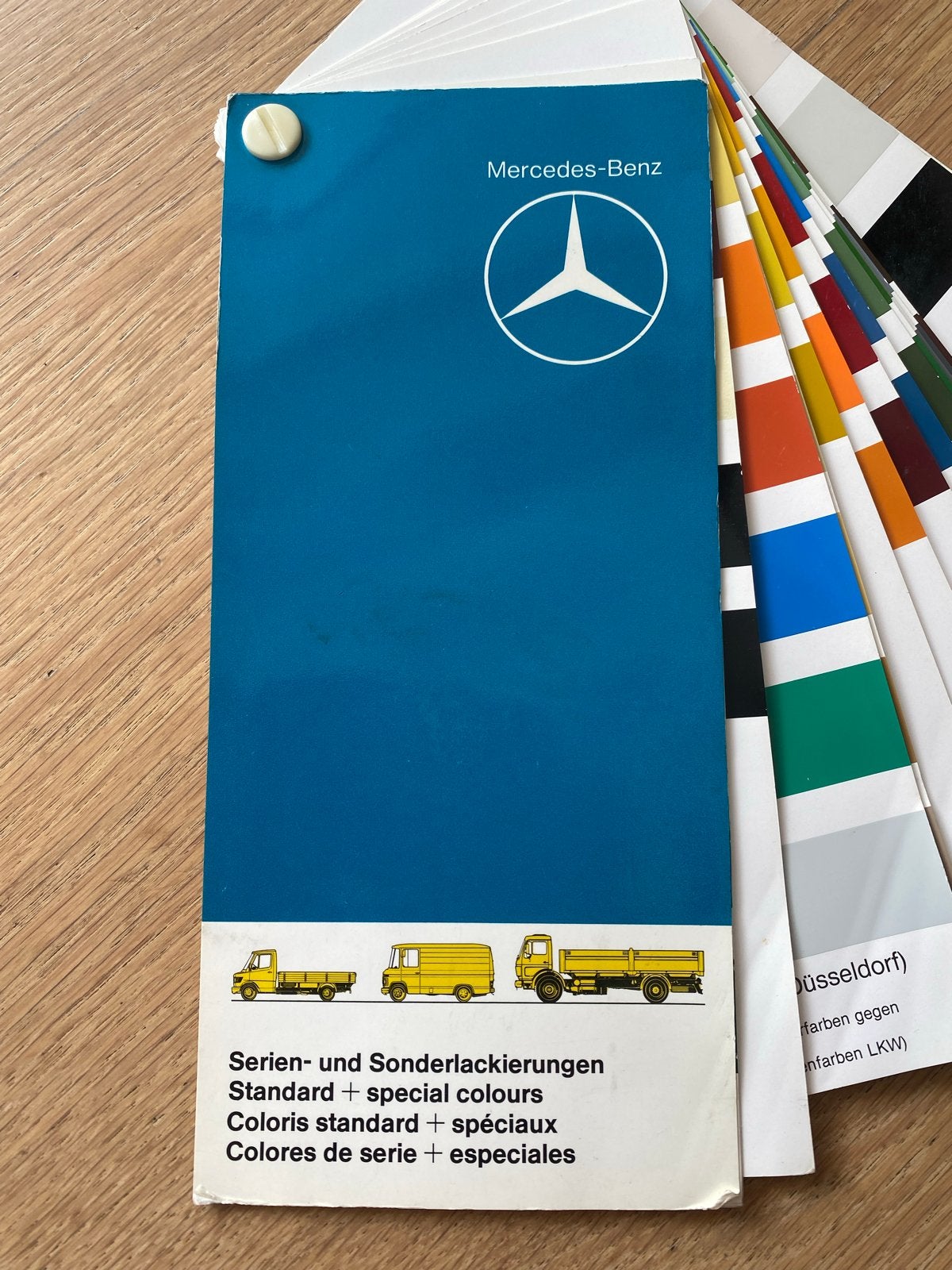 Mercedes Benz truck kleurenstalen 1984 - Origineel, Ophalen of Verzenden, Zo goed als nieuw, Mercedes