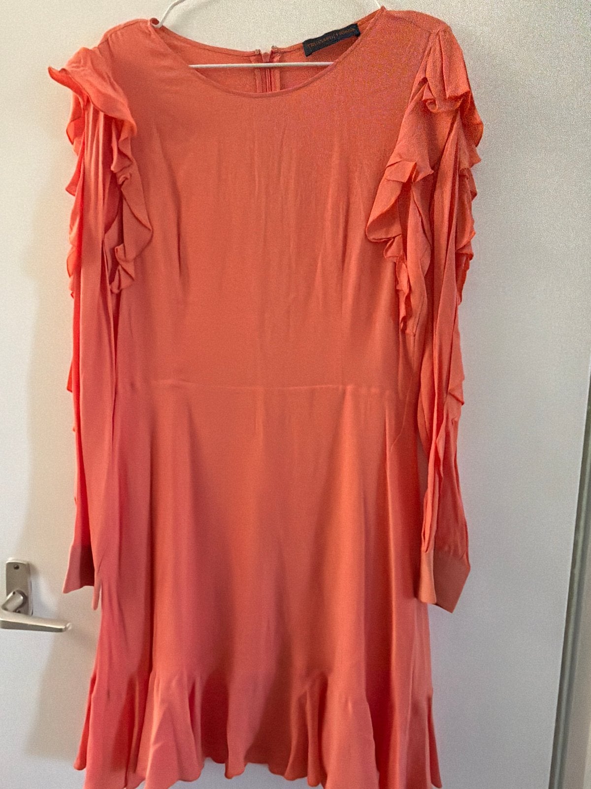 Nieuwe koraalkleurige jurk met ruches, maat 44 (valt klein), Ophalen, Nieuw, Maat 42/44 (L), Oranje