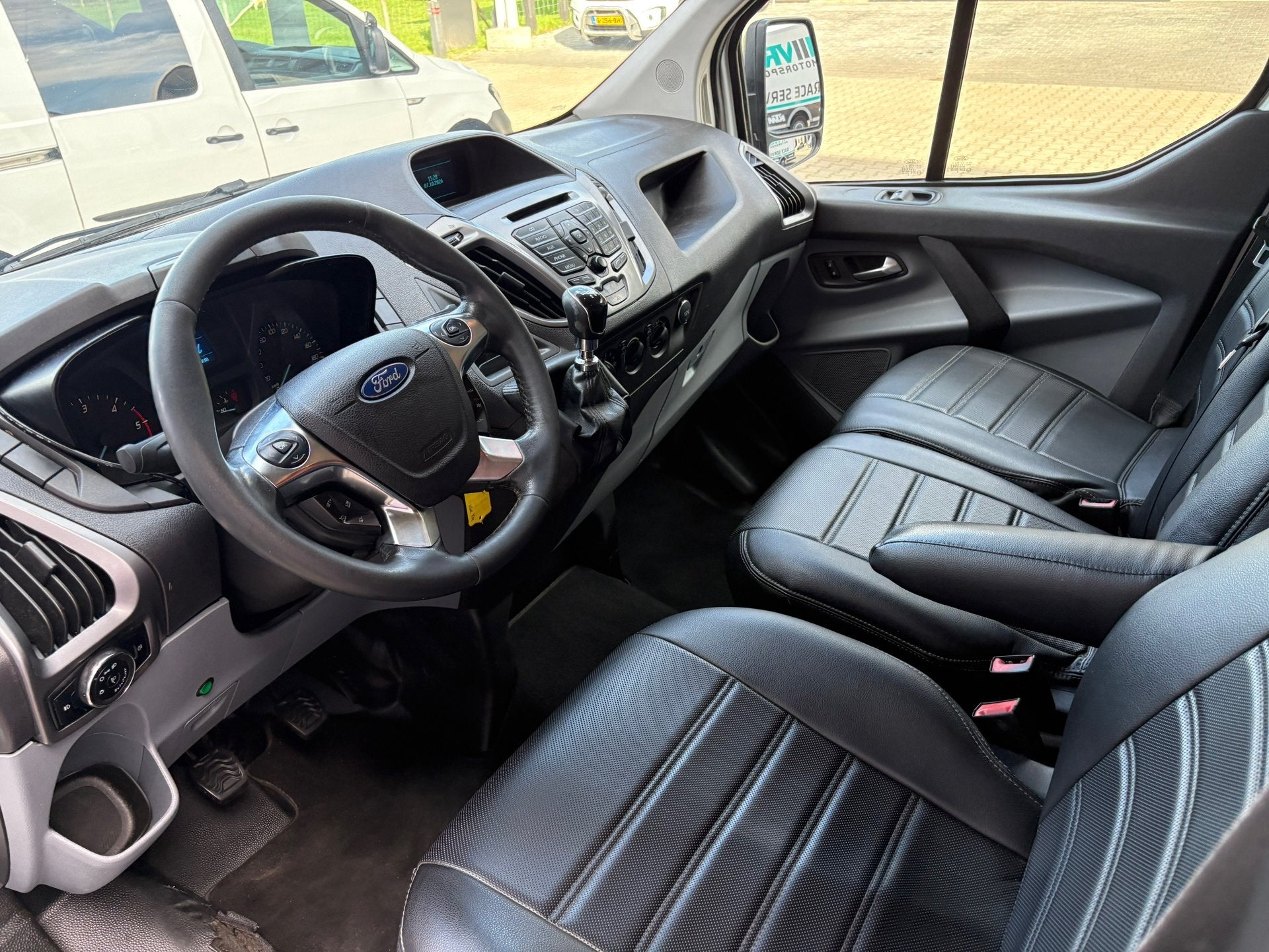 Ford Transit Custom 330 2.2 TDCI L2H1 3 Zits Airco, Auto's, Voorwielaandrijving, 125 pk, Gebruikt, Zwart