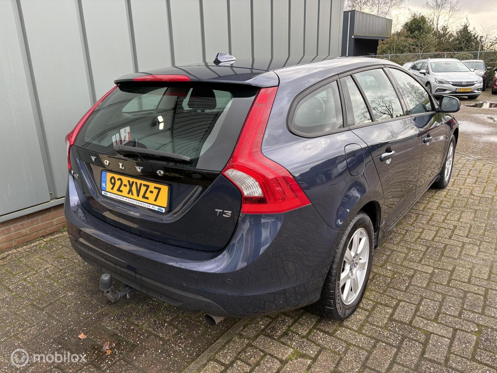 Volvo V60 1.6 T3 Kinetic Automaat - APK - Navi - Cruise - Ai, Auto's, Stof, Gebruikt, Zwart, 4 cilinders